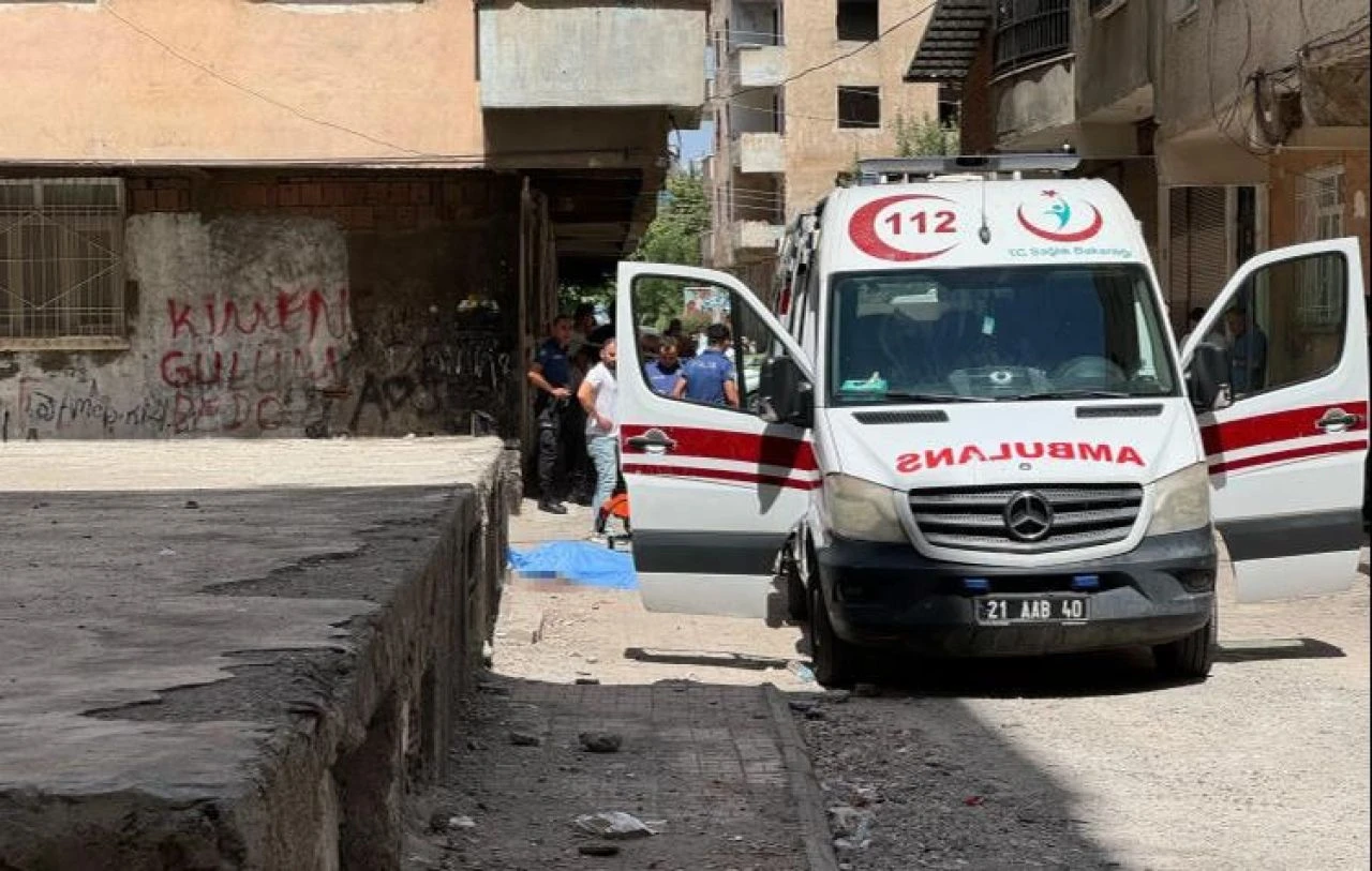 Diyarbakır da kadın cinayeti Sokak ortasında başından vuruldu Katil