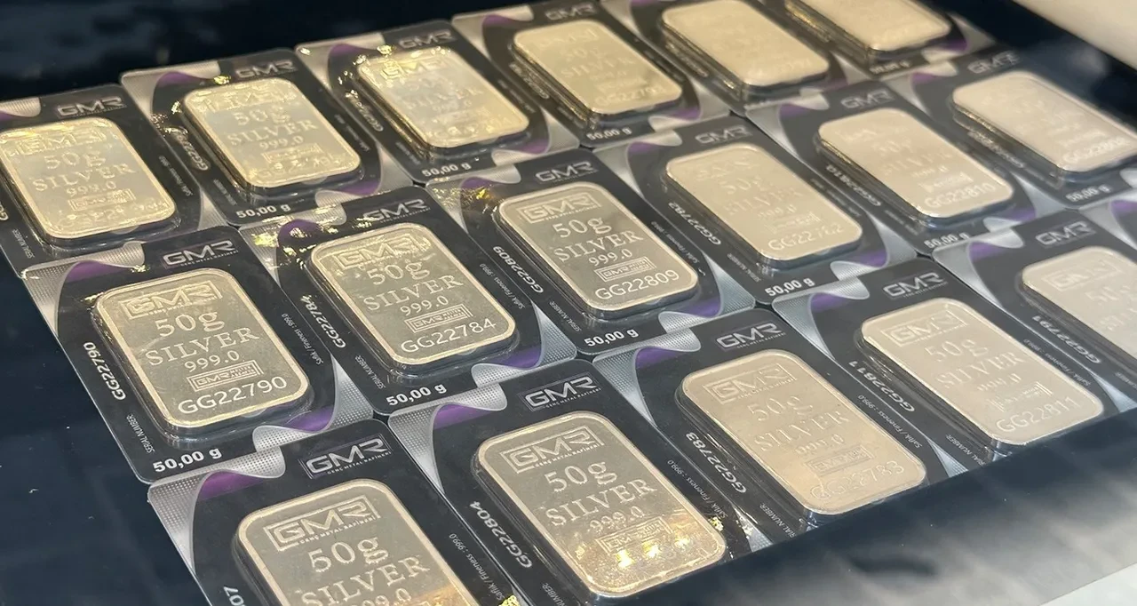 Altını tahtından etti! 