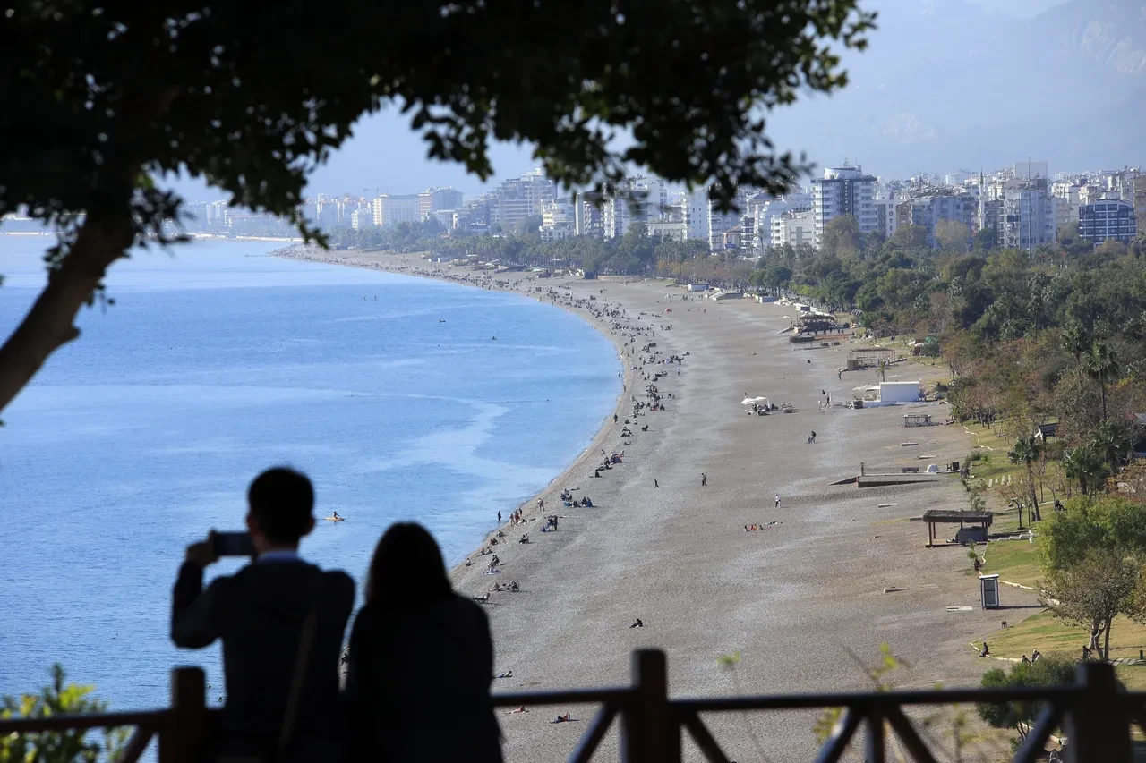 Zirvede kar varken plajda yüzdüler: Antalya'da yazdan kalma günler