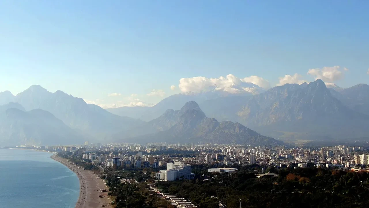 Zirvede kar varken plajda yüzdüler: Antalya'da yazdan kalma günler