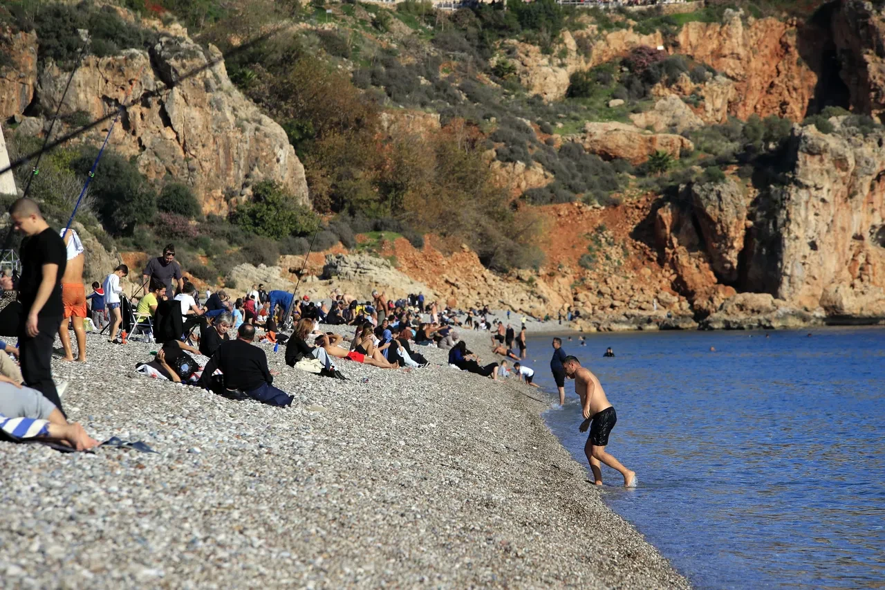 Zirvede kar varken plajda yüzdüler: Antalya'da yazdan kalma günler