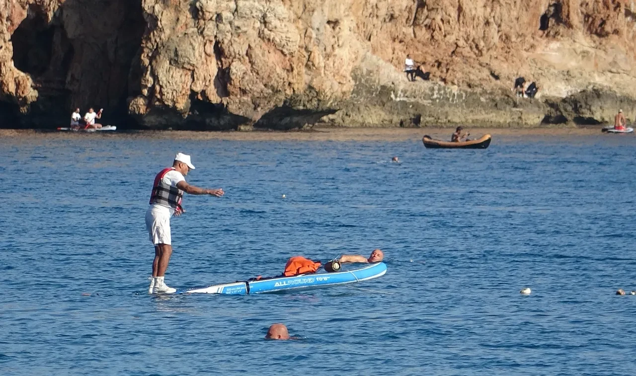 Zirvede kar varken plajda yüzdüler: Antalya'da yazdan kalma günler
