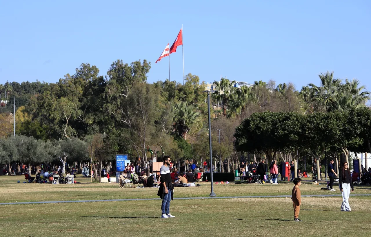 Zirvede kar varken plajda yüzdüler: Antalya'da yazdan kalma günler