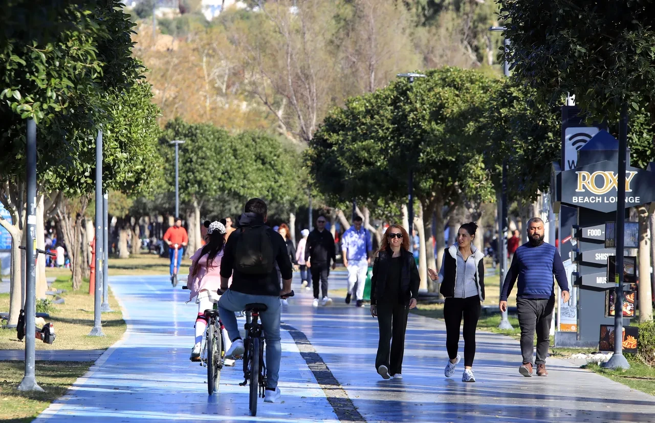 Zirvede kar varken plajda yüzdüler: Antalya'da yazdan kalma günler