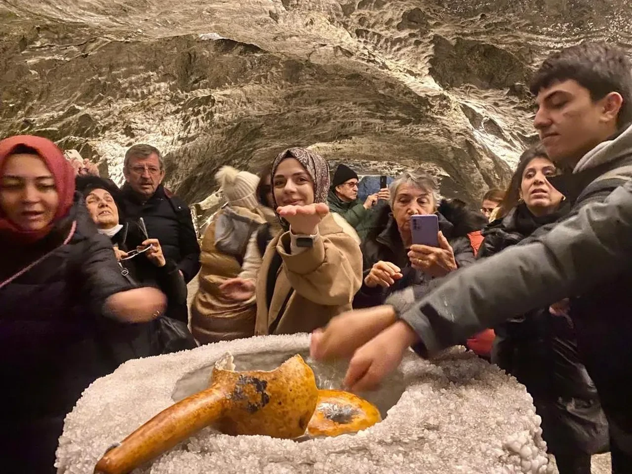 Şifayı yerin 150 metre altında arıyorlar: 81 ilden geliyorlar! Günde 6 saat tuza maruz kalıyorlar