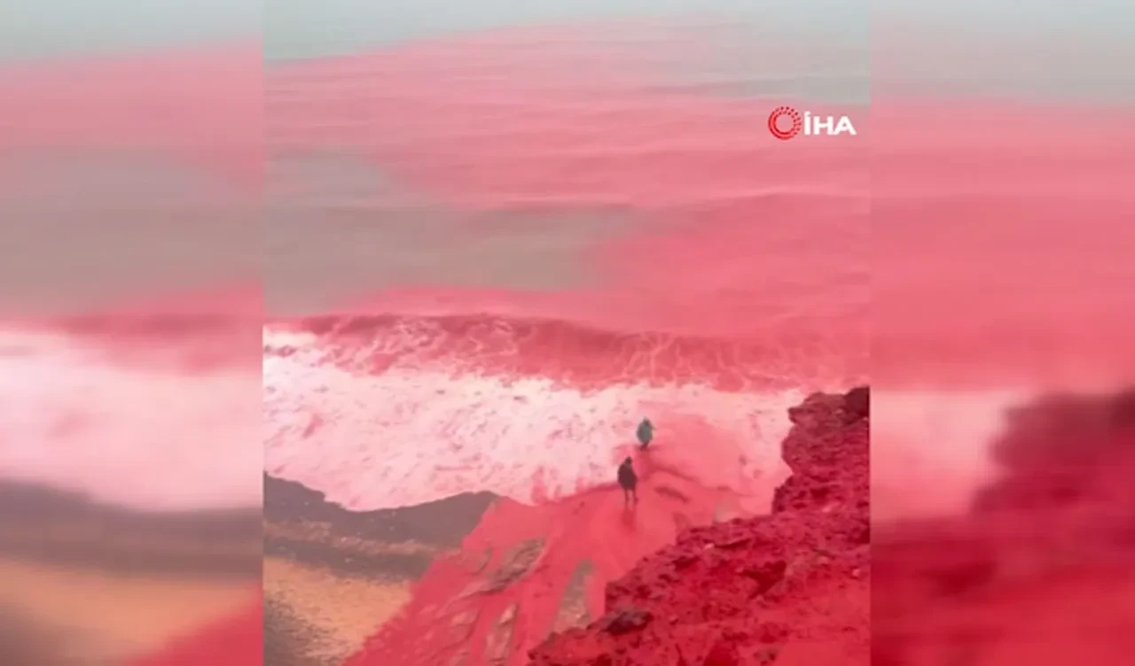 Kızıl Sahil'de deniz suyu kızıla döndü