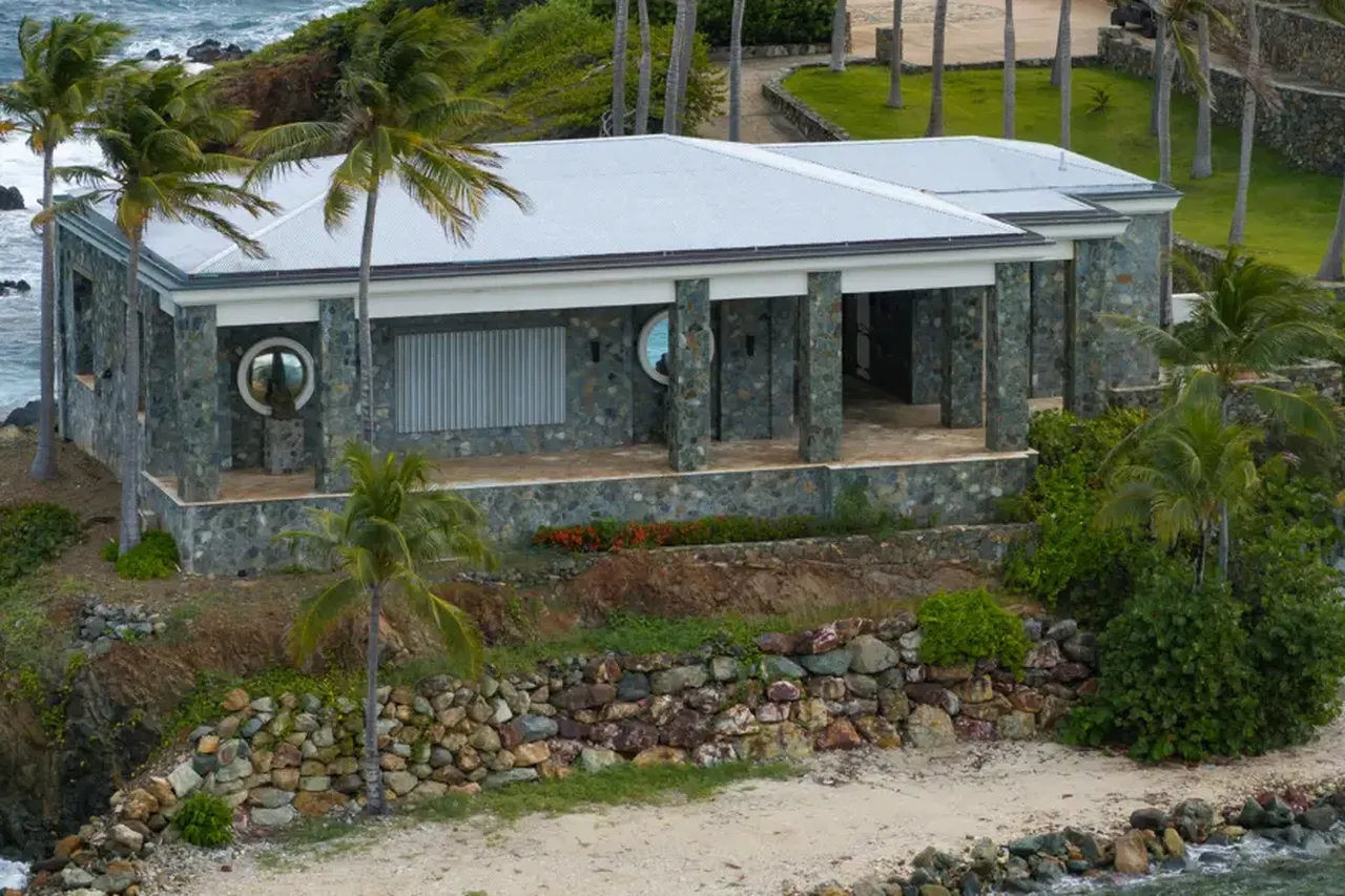 Jeffrey Epstein'in adasından fotoğraflar ve video 