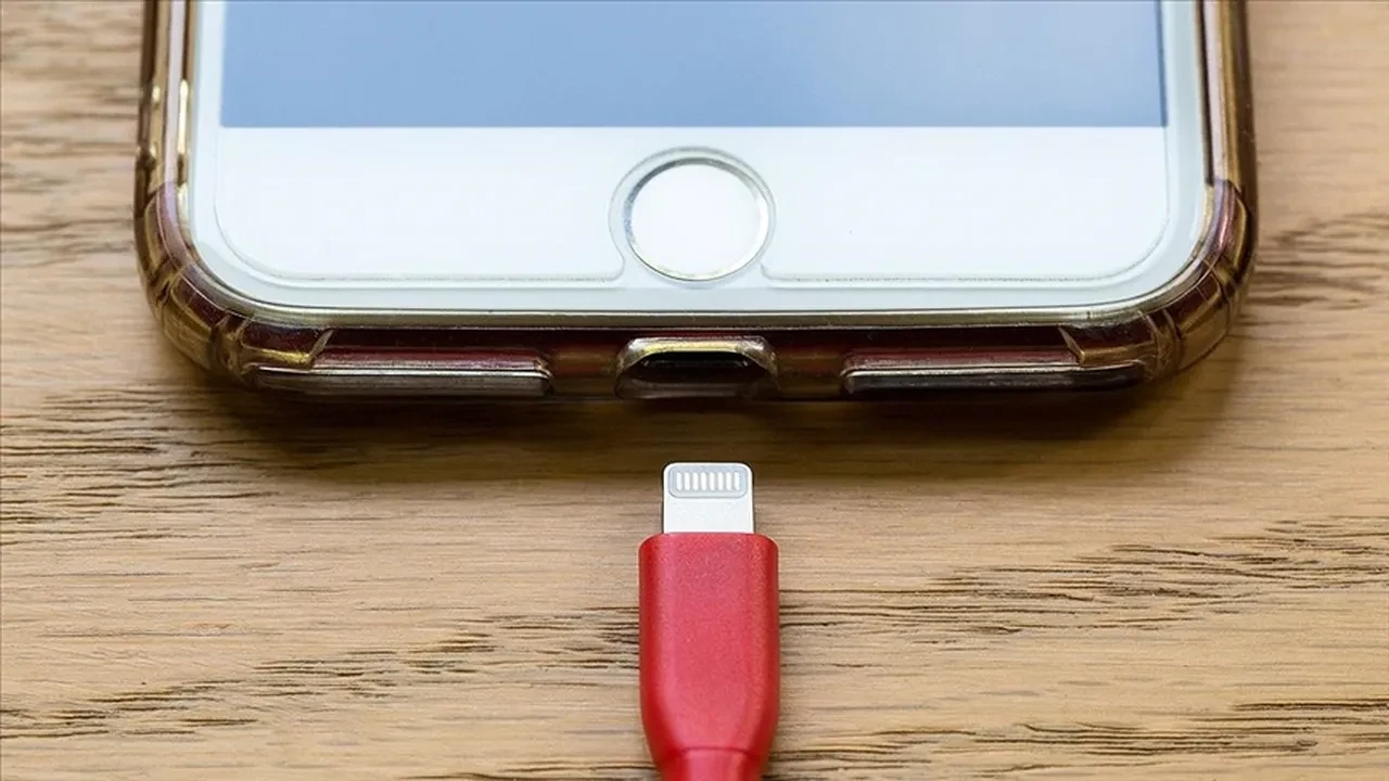 JUICE JACKING NASIL ÇALIŞIR? GÖRÜNMEZ VERİ HIRSIZLIĞI