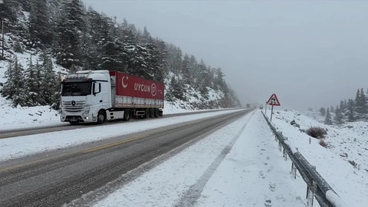 Kar görmek için Antalya'dan Konya'ya geldiler: Alacabel'de kartpostallık manzaralar