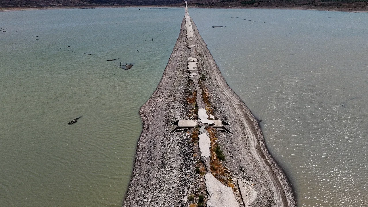 Yürüyerek karşıya geçmenin mümkün olduğu yol, dronla görüntülendi.