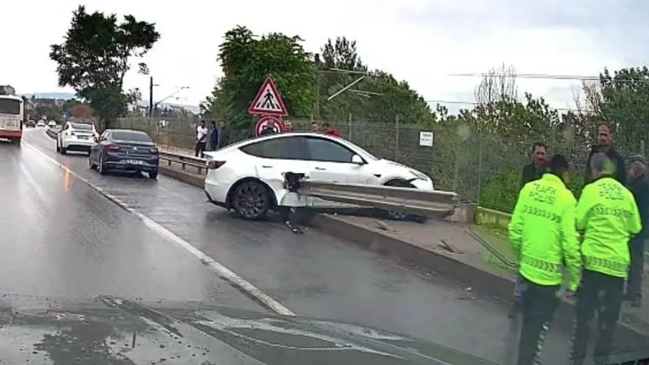 Bariyer Tesla'yı böyle delip geçti 