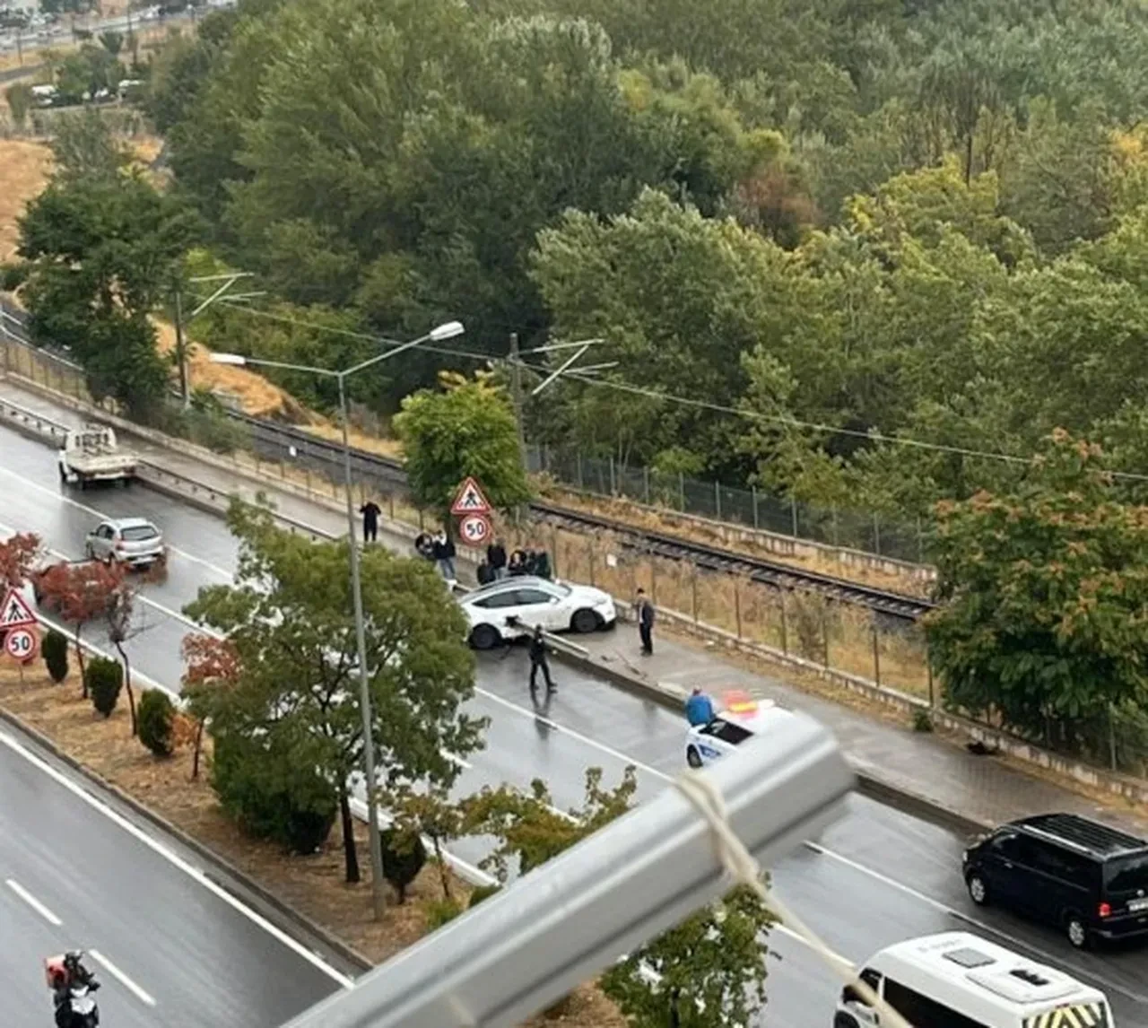 Bariyer Tesla'yı böyle delip geçti 