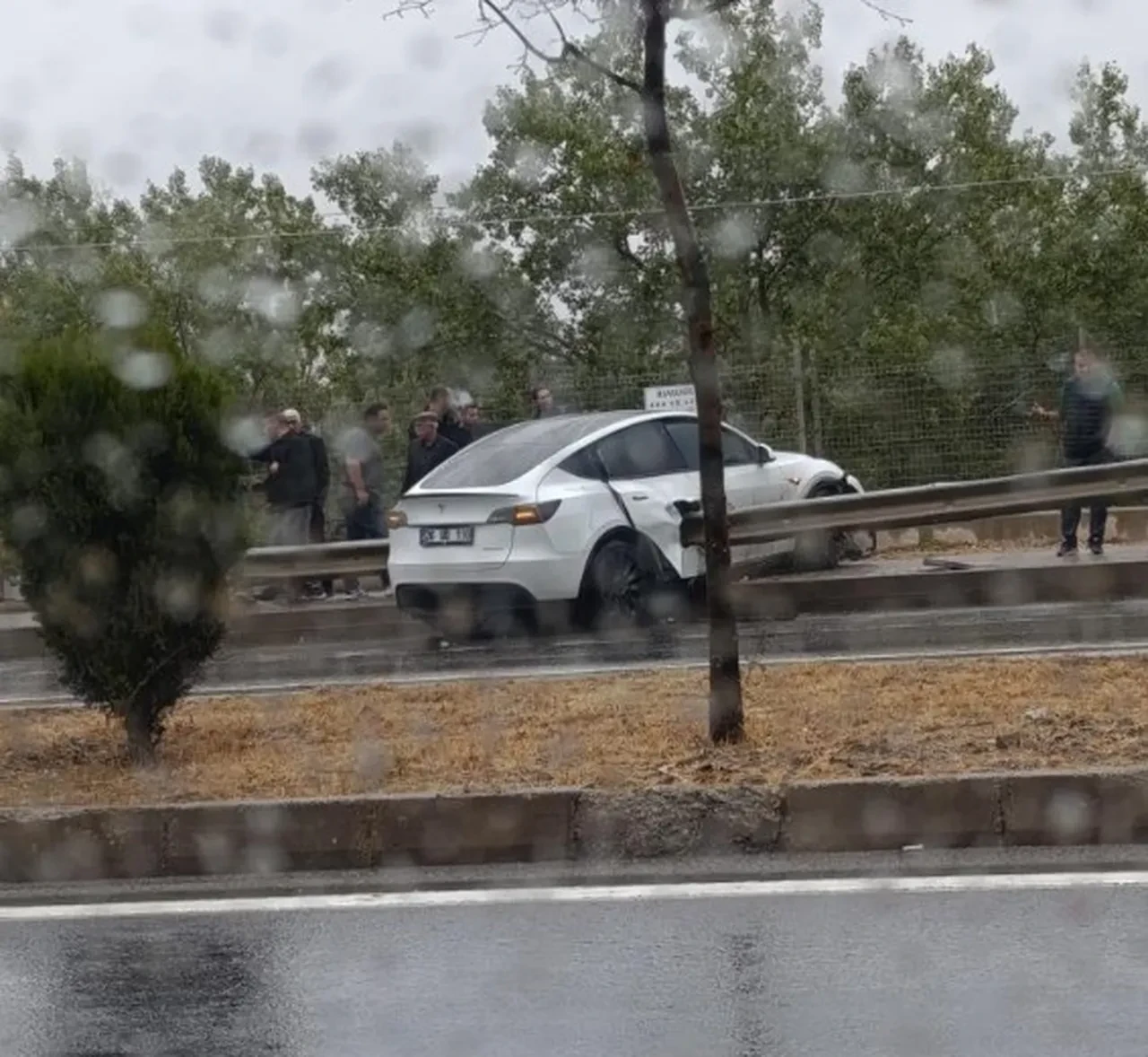 Bariyer Tesla'yı böyle delip geçti 