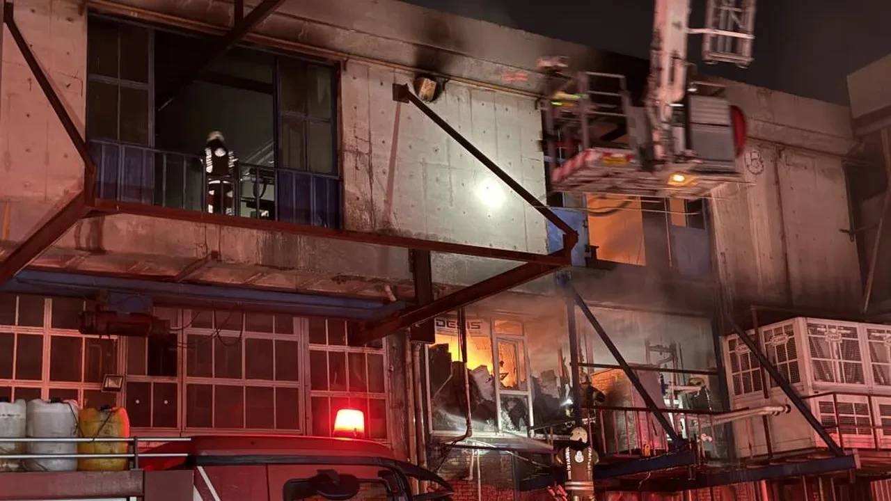 Başakşehir'de plastik deposunda korkutan yangın