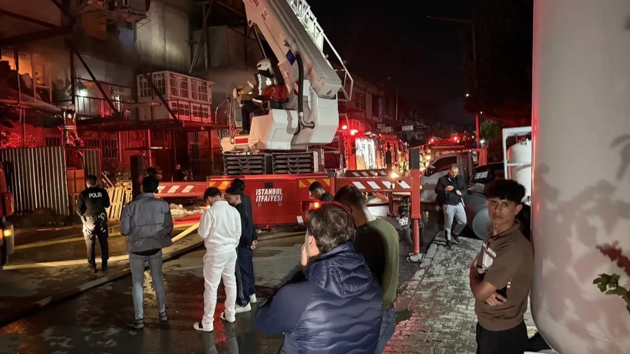 Başakşehir'de plastik deposunda korkutan yangın