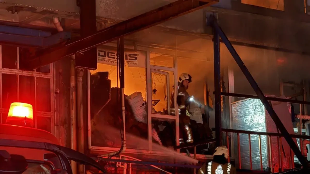 Başakşehir'de plastik deposunda korkutan yangın