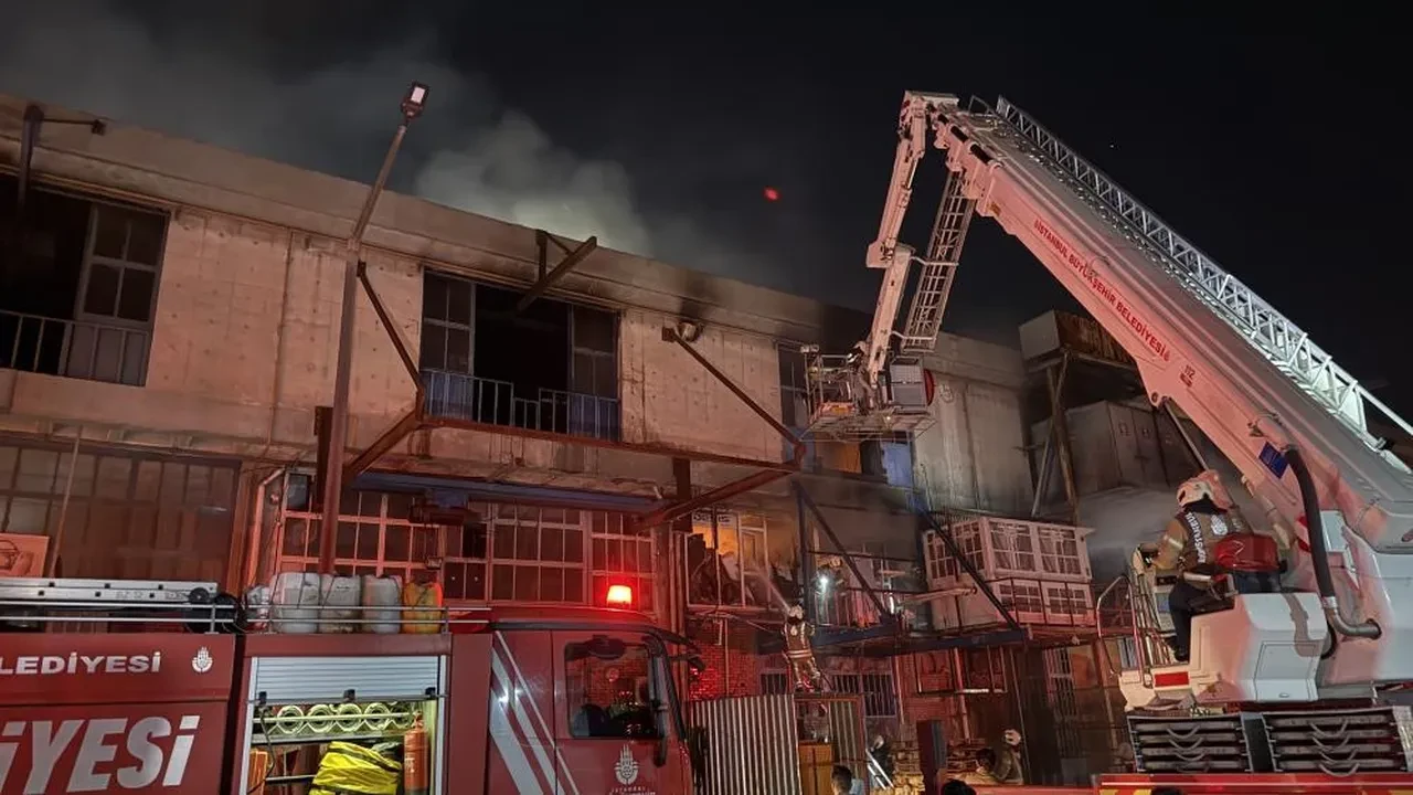 Başakşehir'de plastik deposunda korkutan yangın