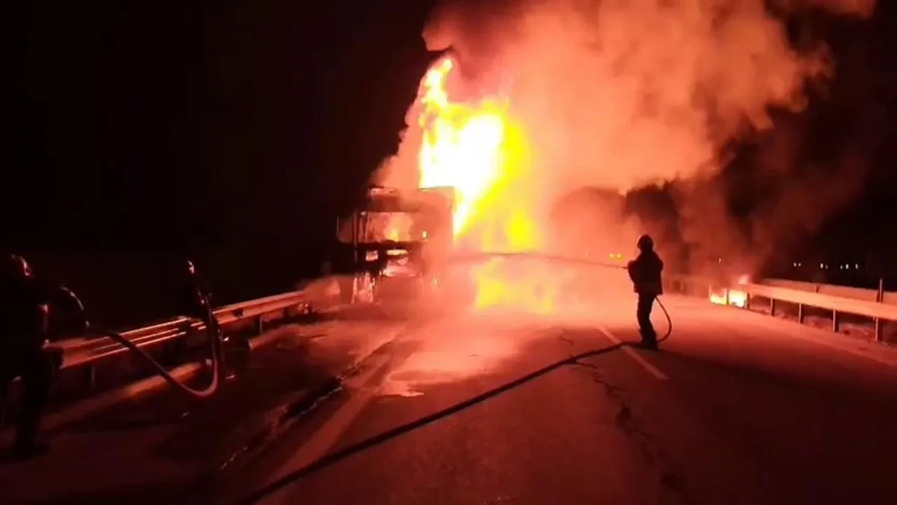 Bir anda alev topuna döndü! Sürücü canını zor kurtardı