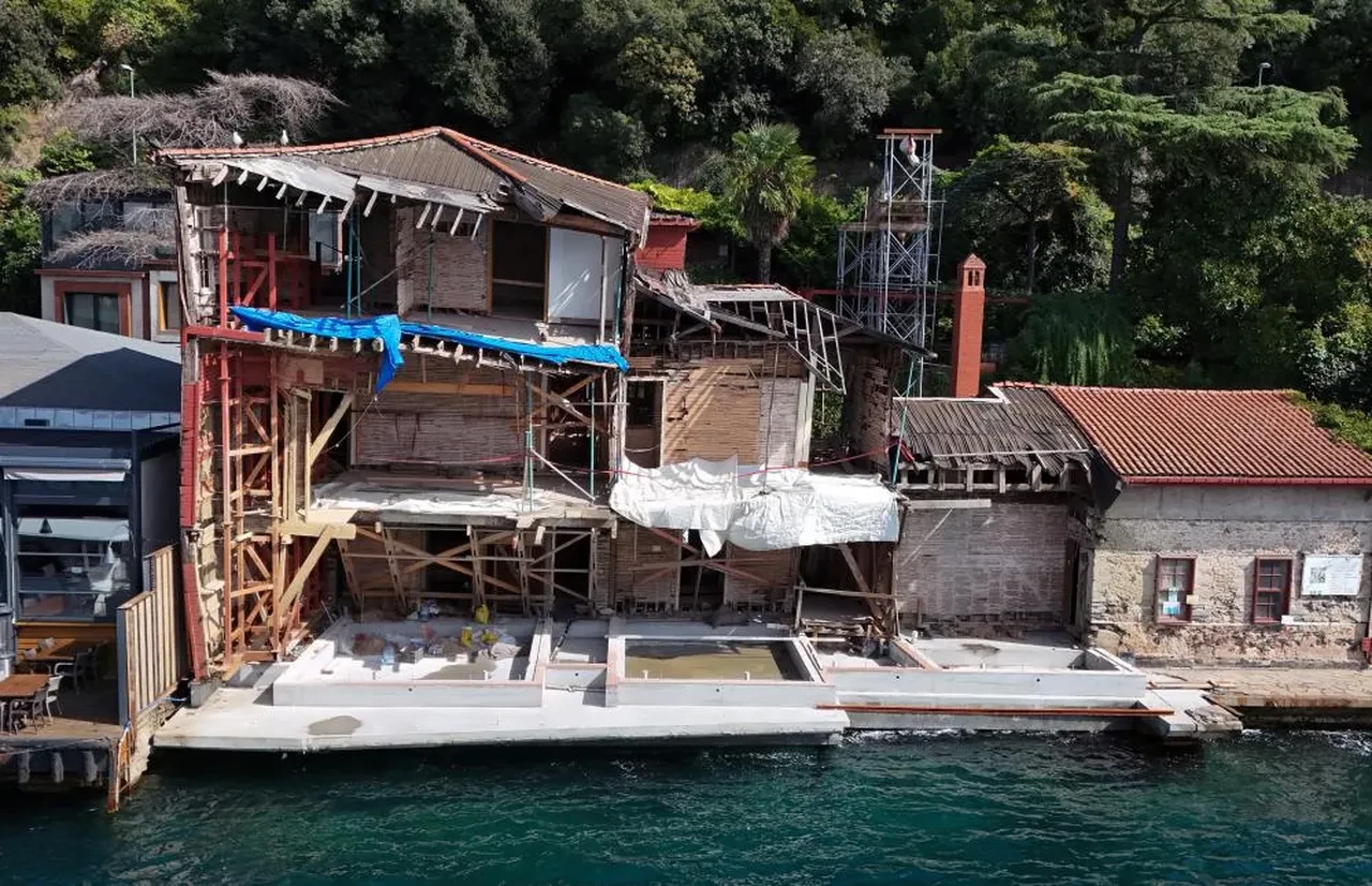 Boğaz'daki yalılar tehdit altında! 7 yıl önce gemi çarpmıştıı, sadece zemini onarılabildi