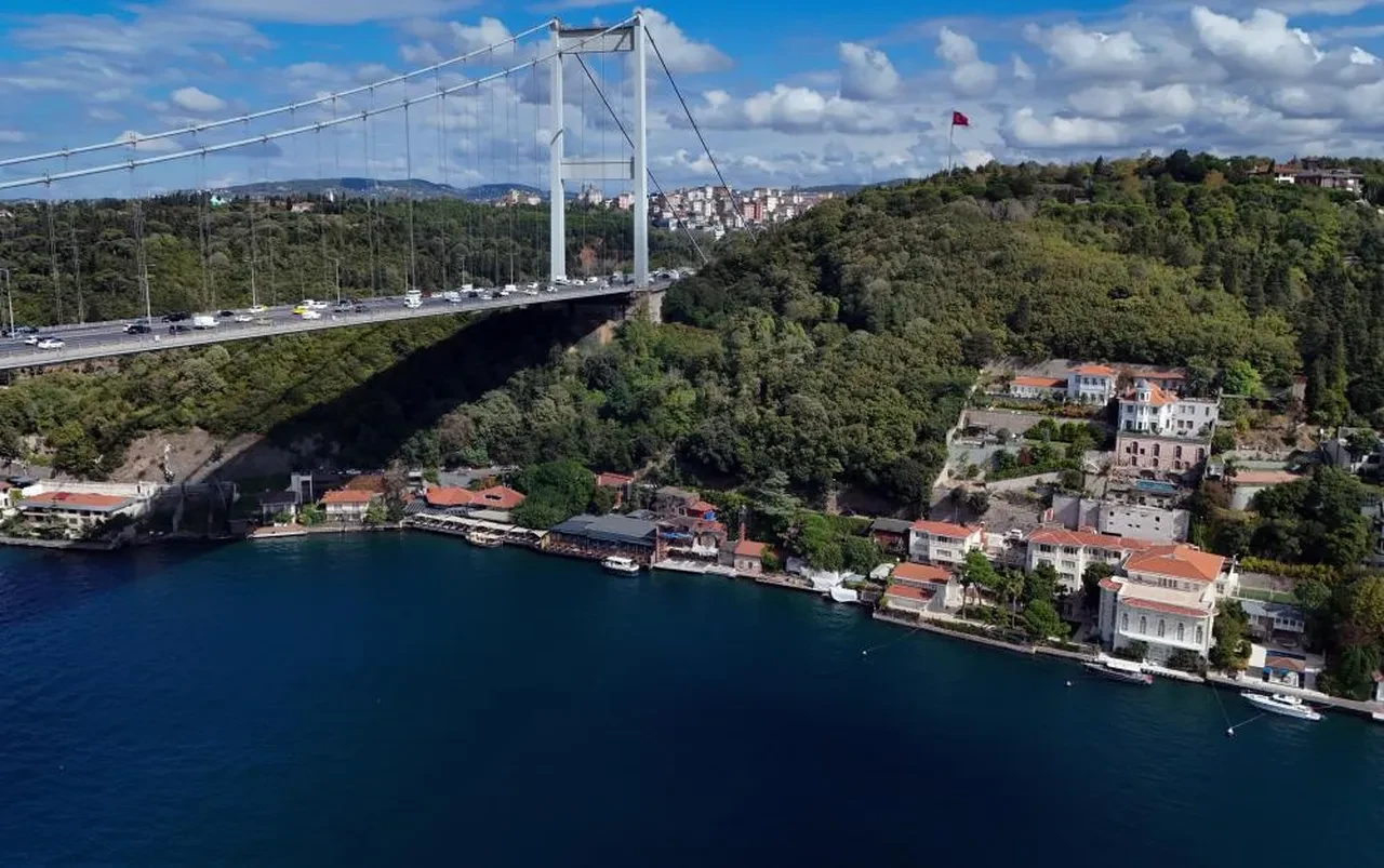 Boğaz'daki yalılar tehdit altında! 7 yıl önce gemi çarpmıştıı, sadece zemini onarılabildi