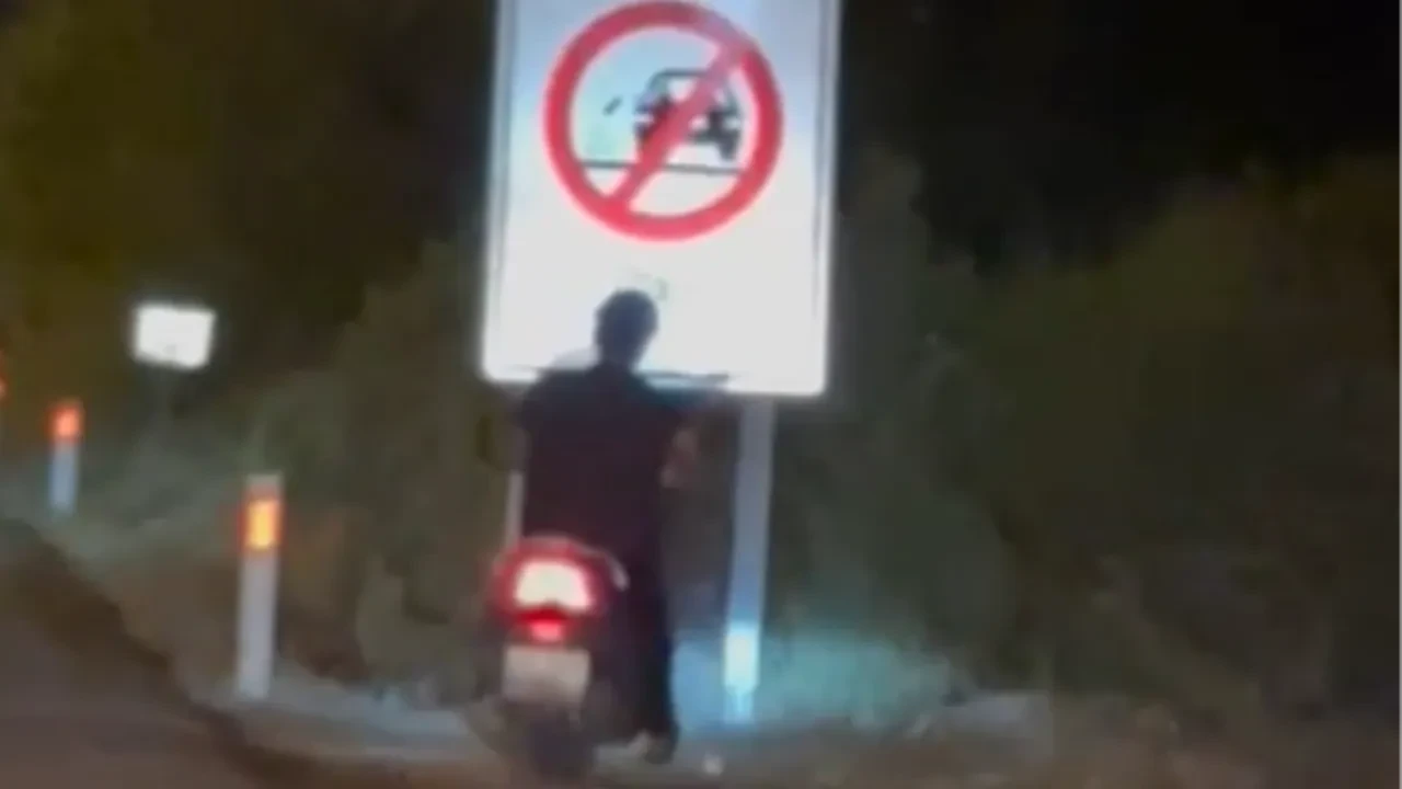 Böyle kaza görülmedi! Kafasını levhaya çarpan motosikletli ağır yaralandı 
