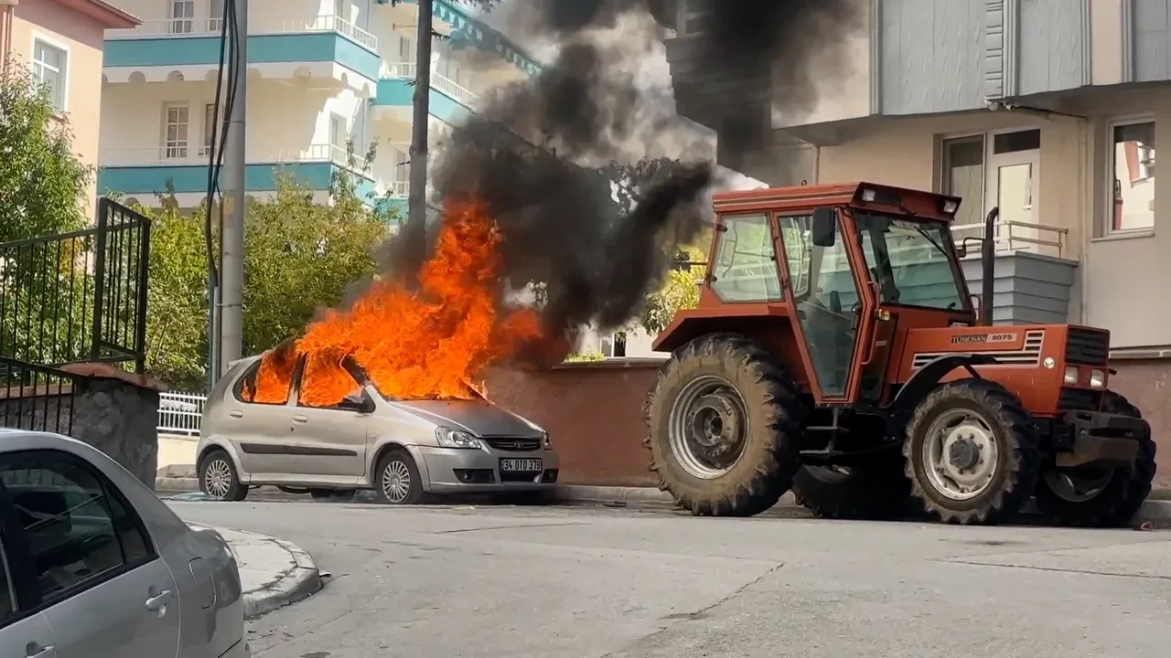 Öfkeli kadın sinirini eşinin arabasından çıkardı