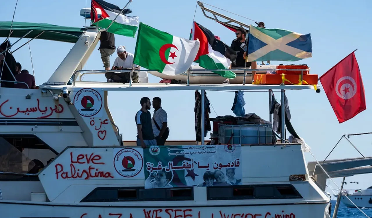 Gazze için yola çıkan Sumud Filosu'ndakiler güvenlik pozisyonunda! İsrail gemileri yaklaşıyor
