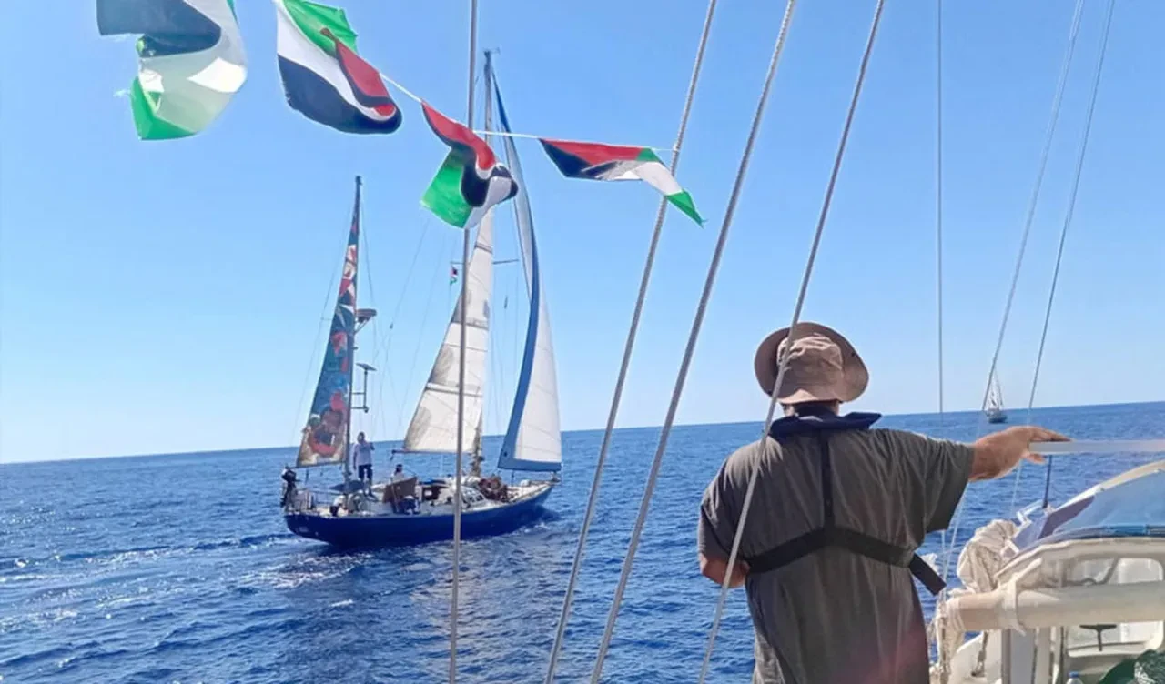 Gazze için yola çıkan Sumud Filosu'ndakiler güvenlik pozisyonunda! İsrail gemileri yaklaşıyor
