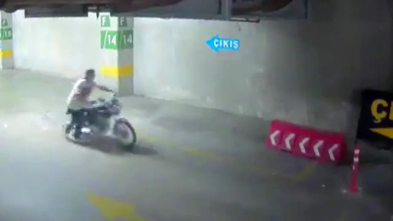 Hastane otoparkından motosiklet çaldı, yakalanınca 'ben o değilim' dedi! O anlar kameraya yansıdı