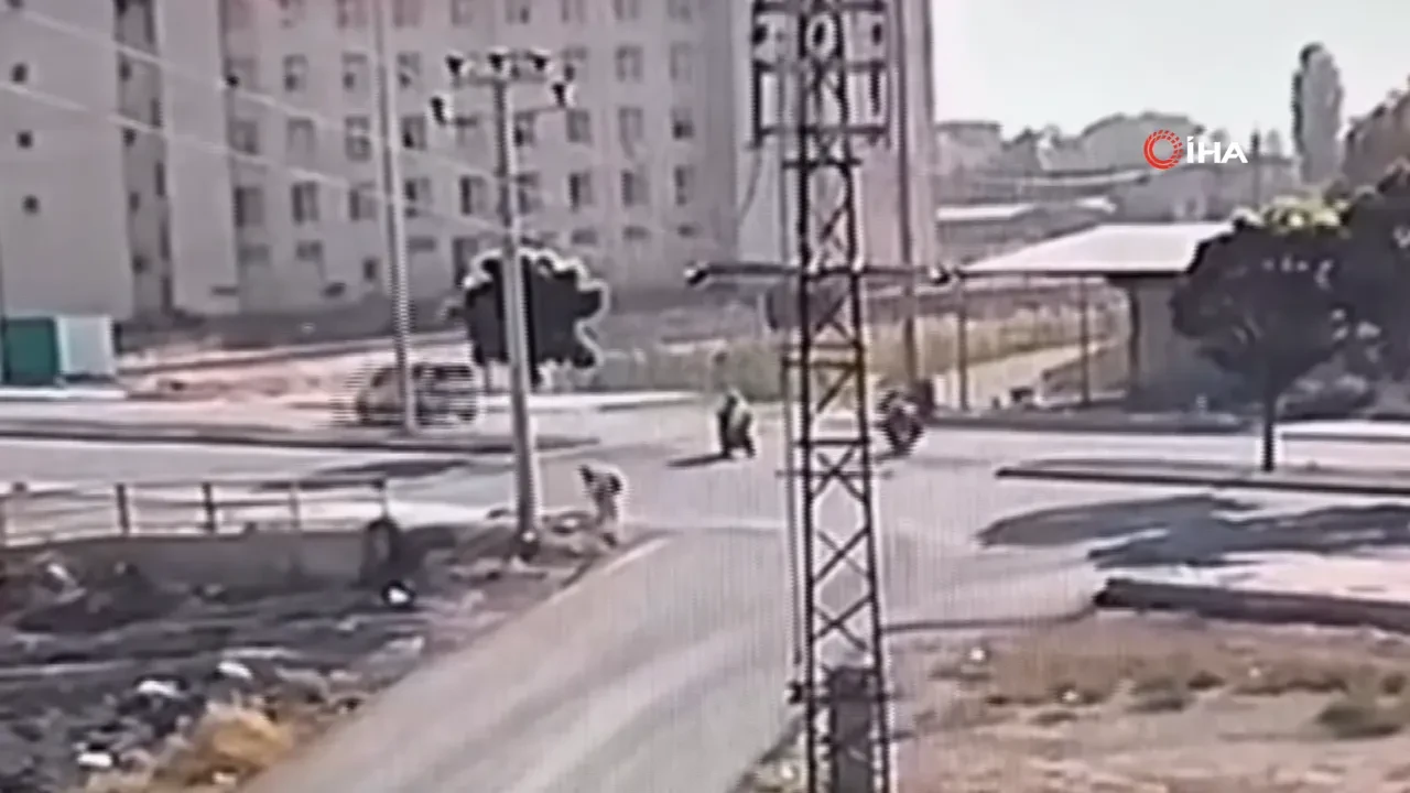 Iğdır’da otomobil ile motosiklet çarpıştı! Feci kaza kamerada