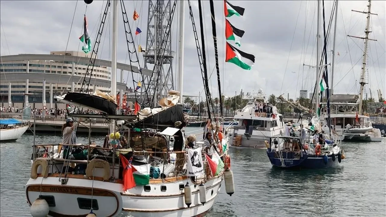 İsrail'den Sumud Filosu'na müdahale: Askerler gemilere çıktı, gözaltılar var