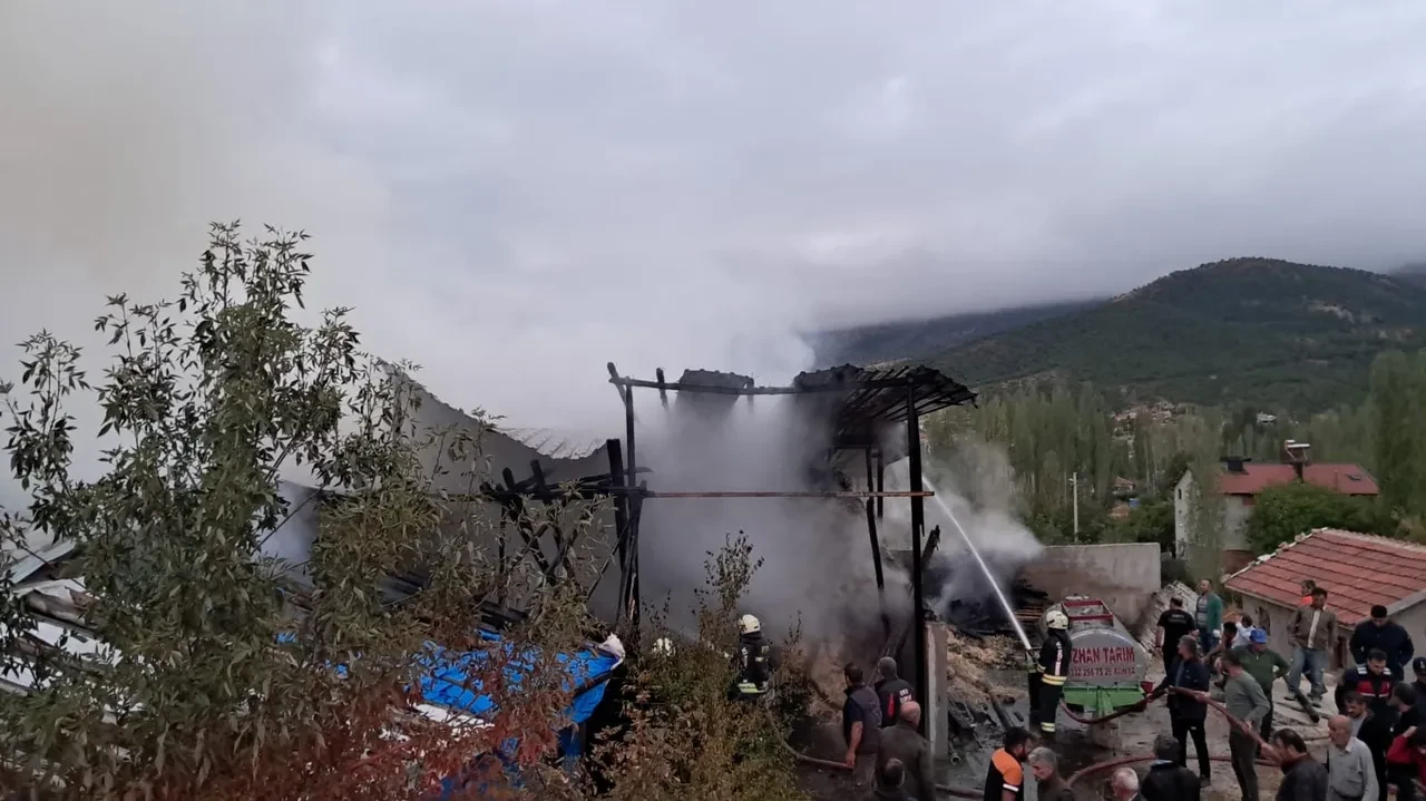 Konya'da samanlık yangınına müdahale eden baba ve oğlu yaralandı