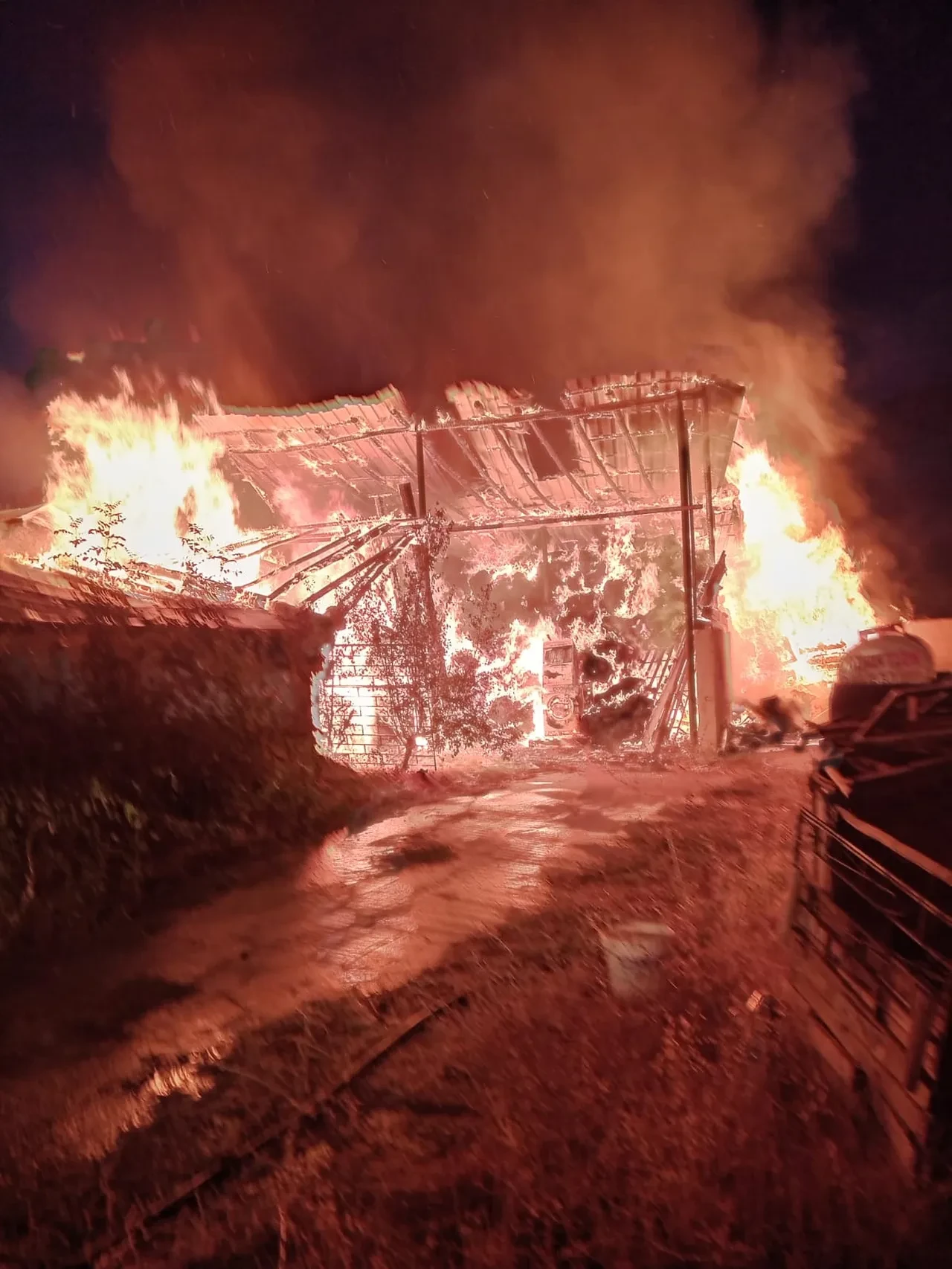Konya'da samanlık yangınına müdahale eden baba ve oğlu yaralandı