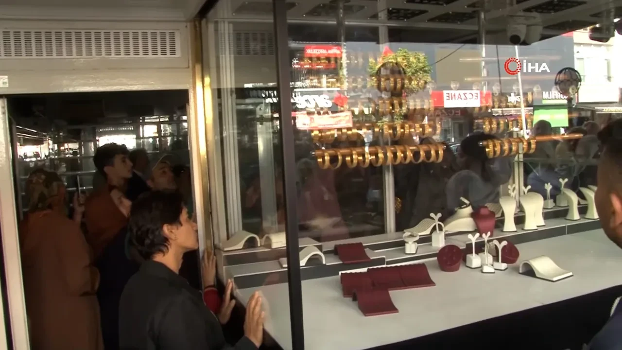 Kuyumcu altınları alıp kayıplara karıştı! Müşteriler dükkanı yağmaladı