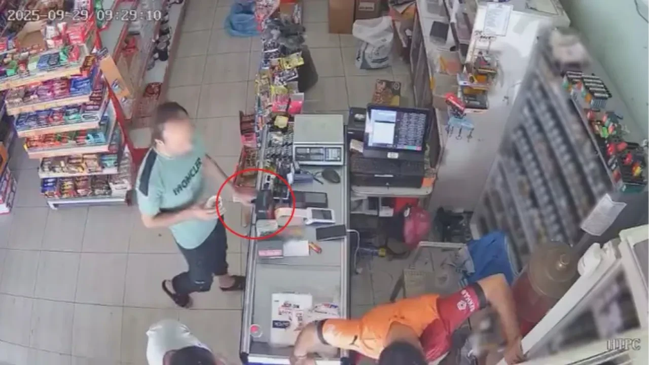 Marketteki yoğunluğu fırsat bildi! Hırsızlık anı kamerada