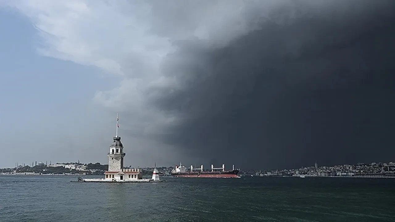 Meteoroloji, AKOM, Valilik... İstanbul için peş peşe uyarı: Fırtına kuvvetli geliyor! 