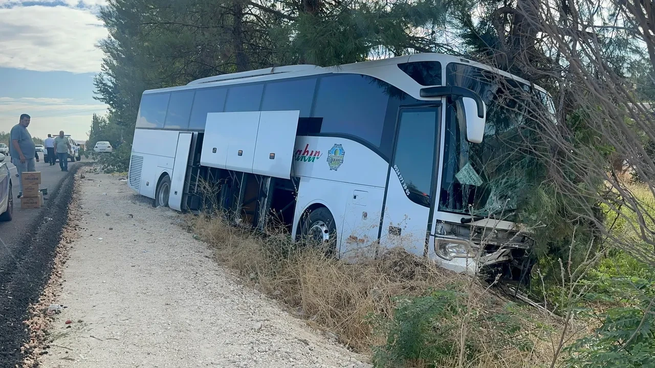 Otomobil yolcu otobüsüne ok gibi saplandı! Aynı aileden 4 kişinin öldüğü kaza kamerada
