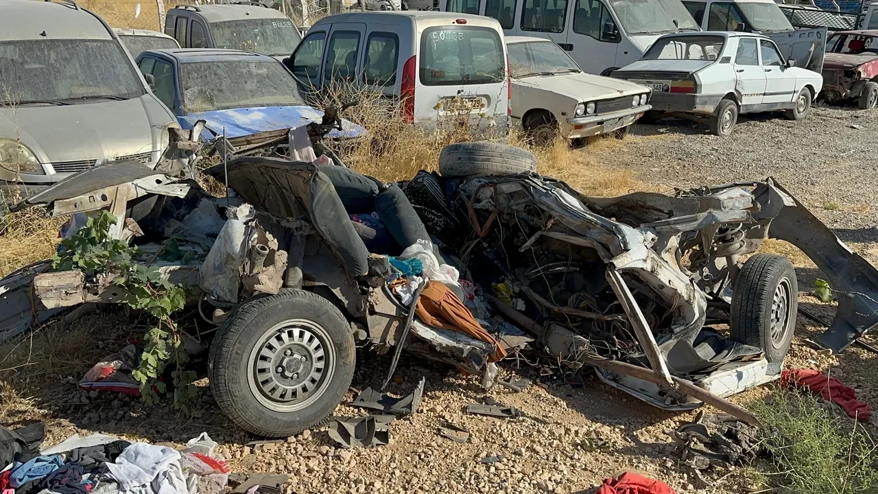 Otomobil yolcu otobüsüne ok gibi saplandı! Aynı aileden 4 kişinin öldüğü kaza kamerada