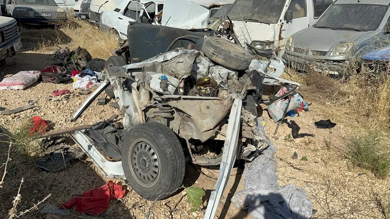 Otomobil yolcu otobüsüne ok gibi saplandı! Aynı aileden 4 kişinin öldüğü kaza kamerada