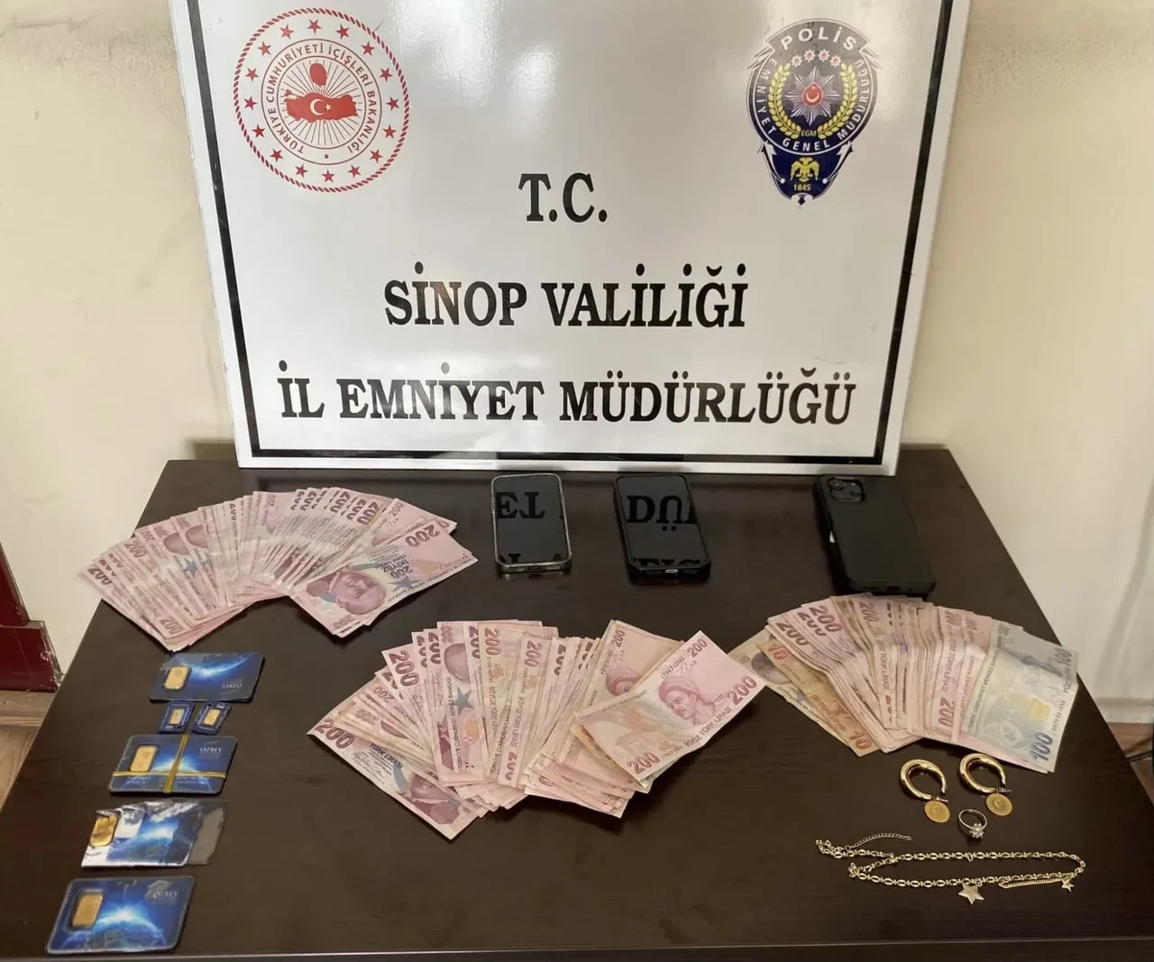 Polisten sahte altın operasyonu! Dolandırıcılar yakalandı