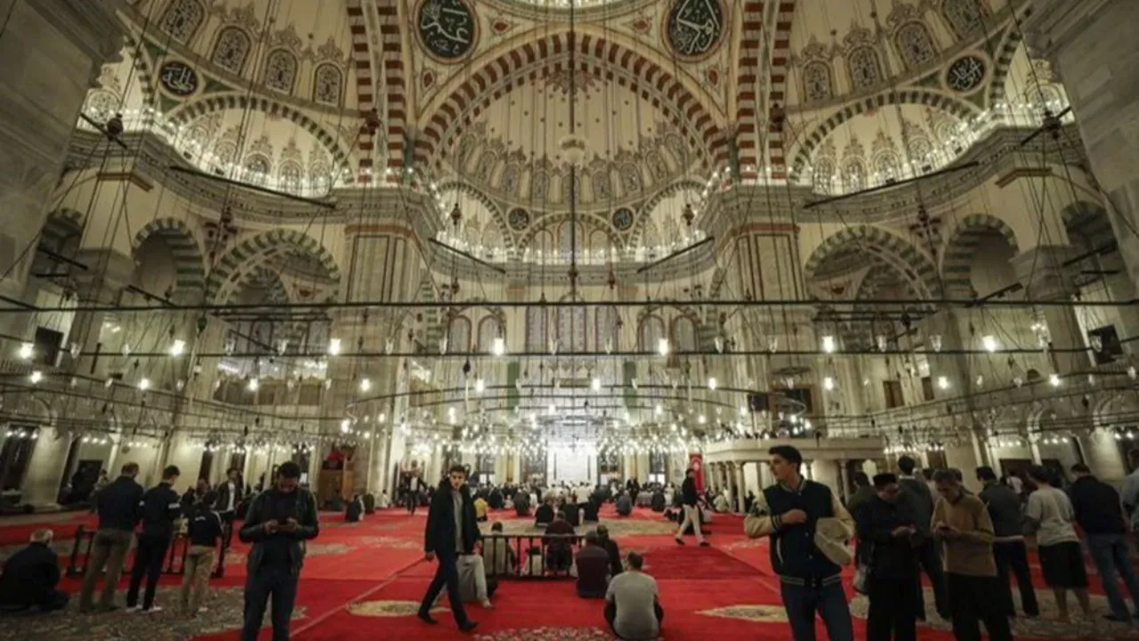 Regaib kandili ne zaman hangi güne denk geliyor?
