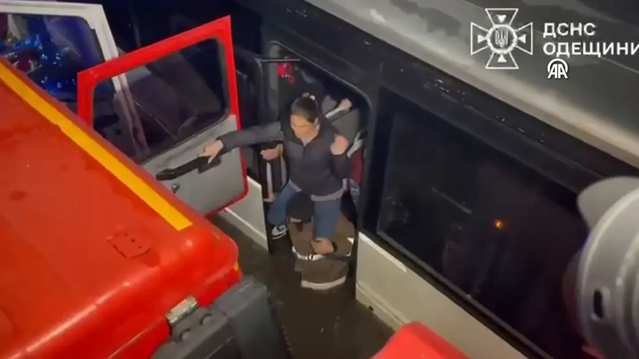 Savaşın üstüne bir de yağış! Ukrayna'da selde mahsur kalanlar kurtarıldı