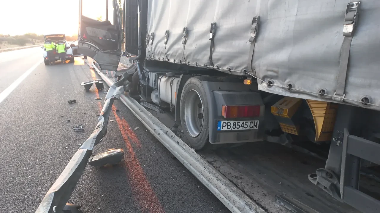 Uykusuzluk kazayı getirdi! Tır bariyerlere saplandı