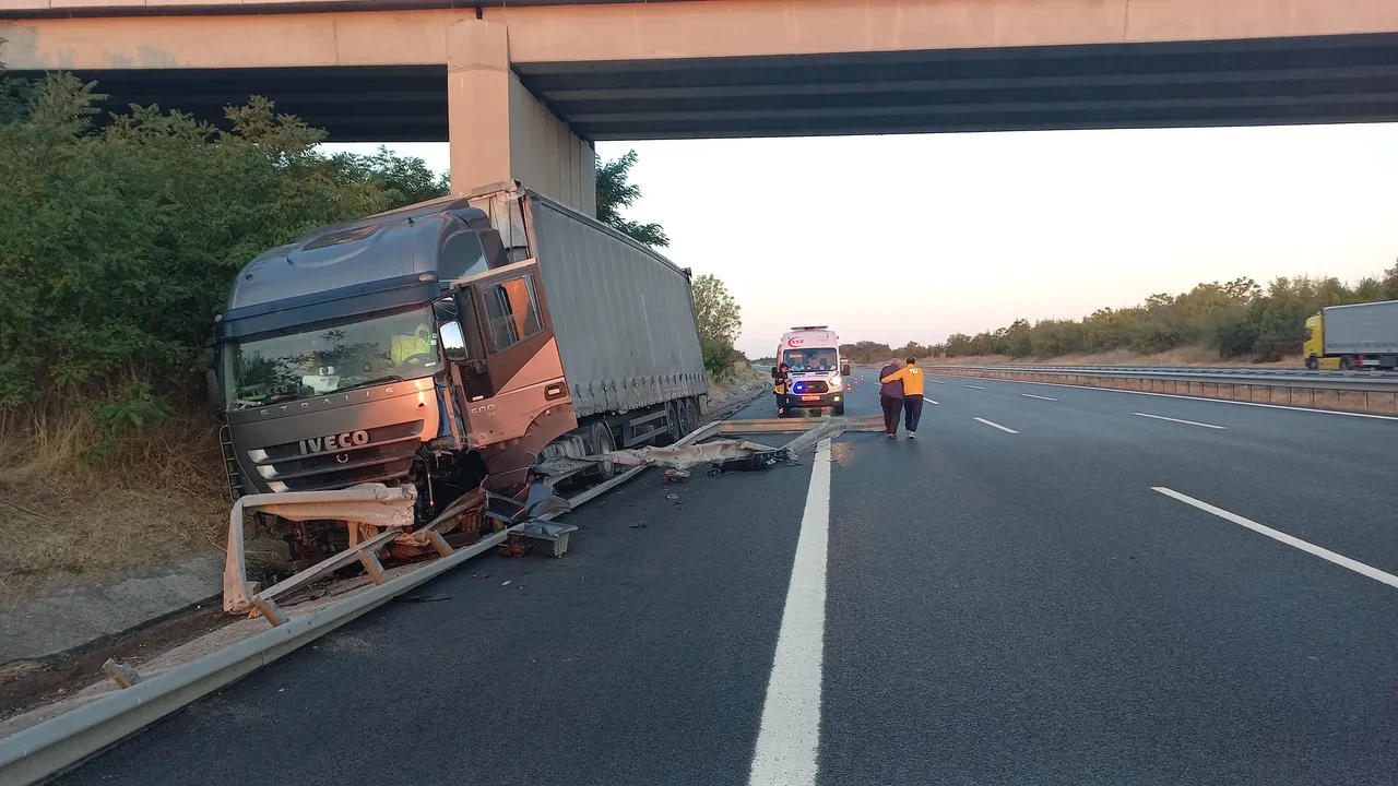 Uykusuzluk kazayı getirdi! Tır bariyerlere saplandı