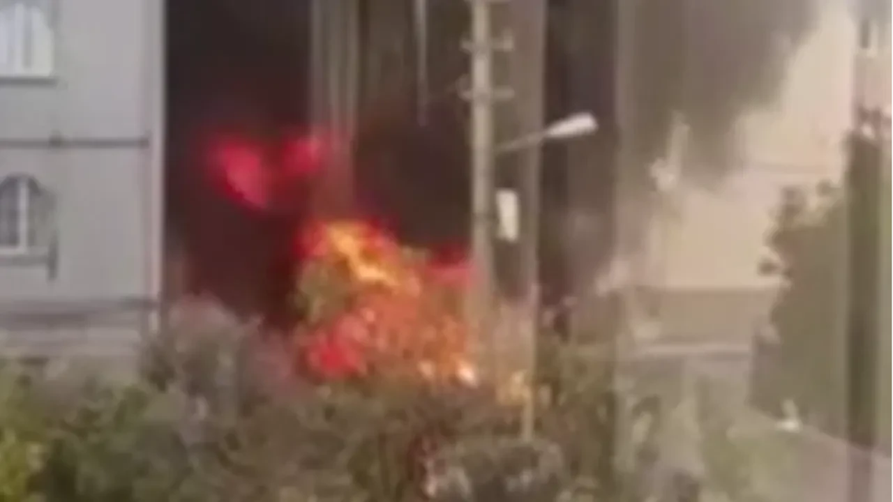 Adana'da park halindeki halk otobüsü alev alev yandı!