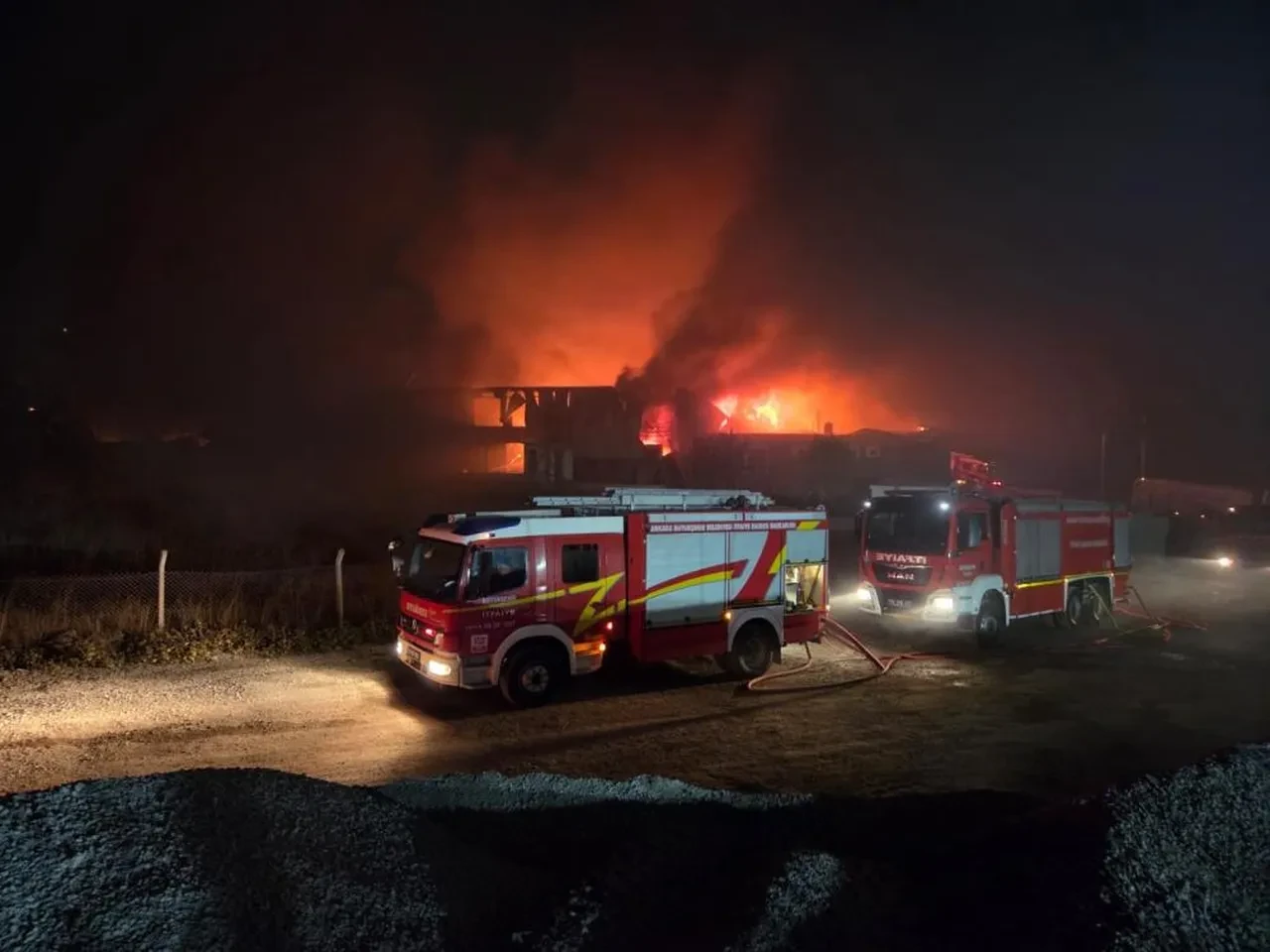 Ankara'da yangın paniği! Alevler geceyi aydınlattı, ekipler seferber oldu