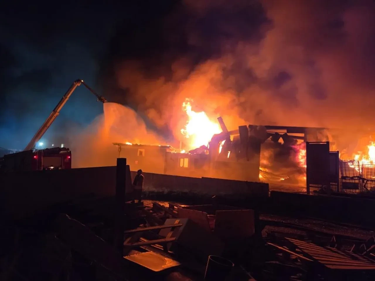 Ankara'da yangın paniği! Alevler geceyi aydınlattı, ekipler seferber oldu