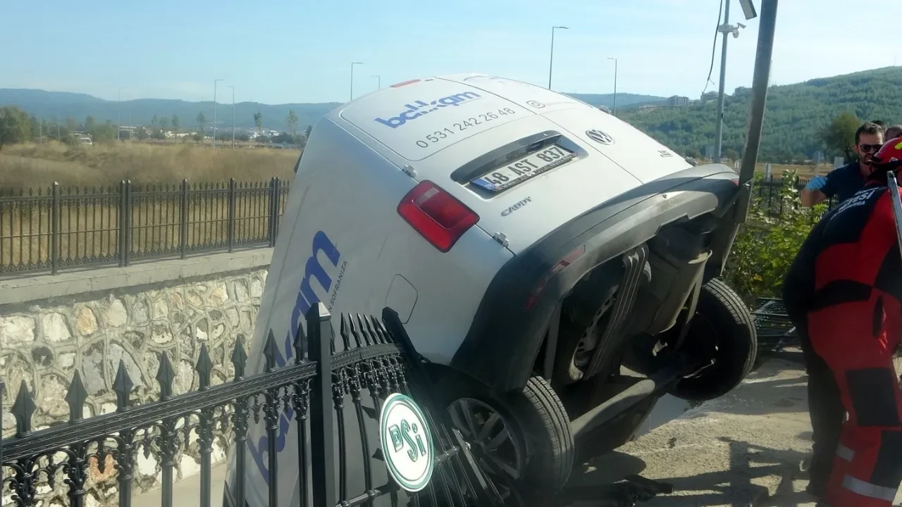 Seyir halinde giderken dereye uçtu! Araç hurdaya döndü