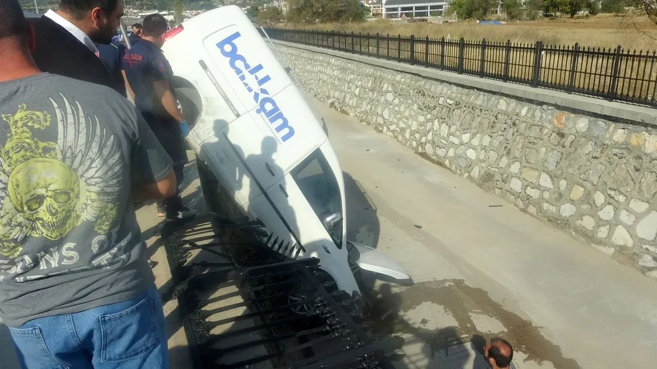 Seyir halinde giderken dereye uçtu! Araç hurdaya döndü