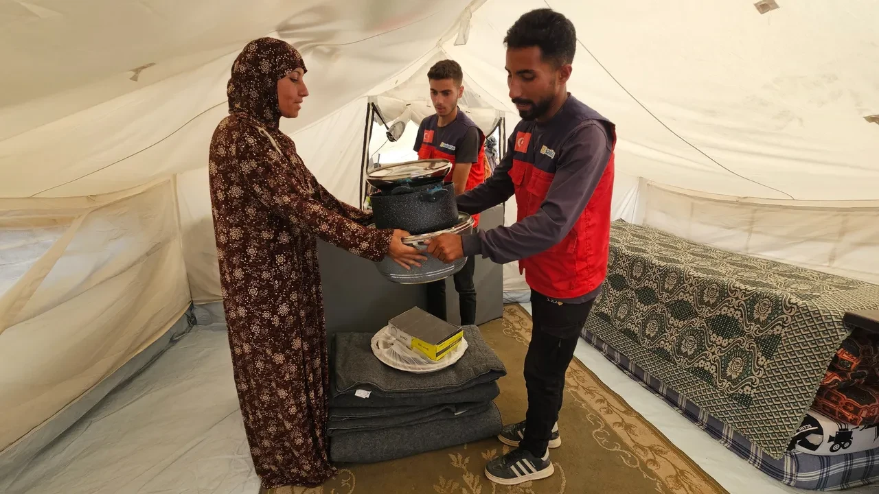 Doğrudan yardım ulaşıyor! Sadakataşı ve MÜSİAD Gazze’de çadır kent kurdu